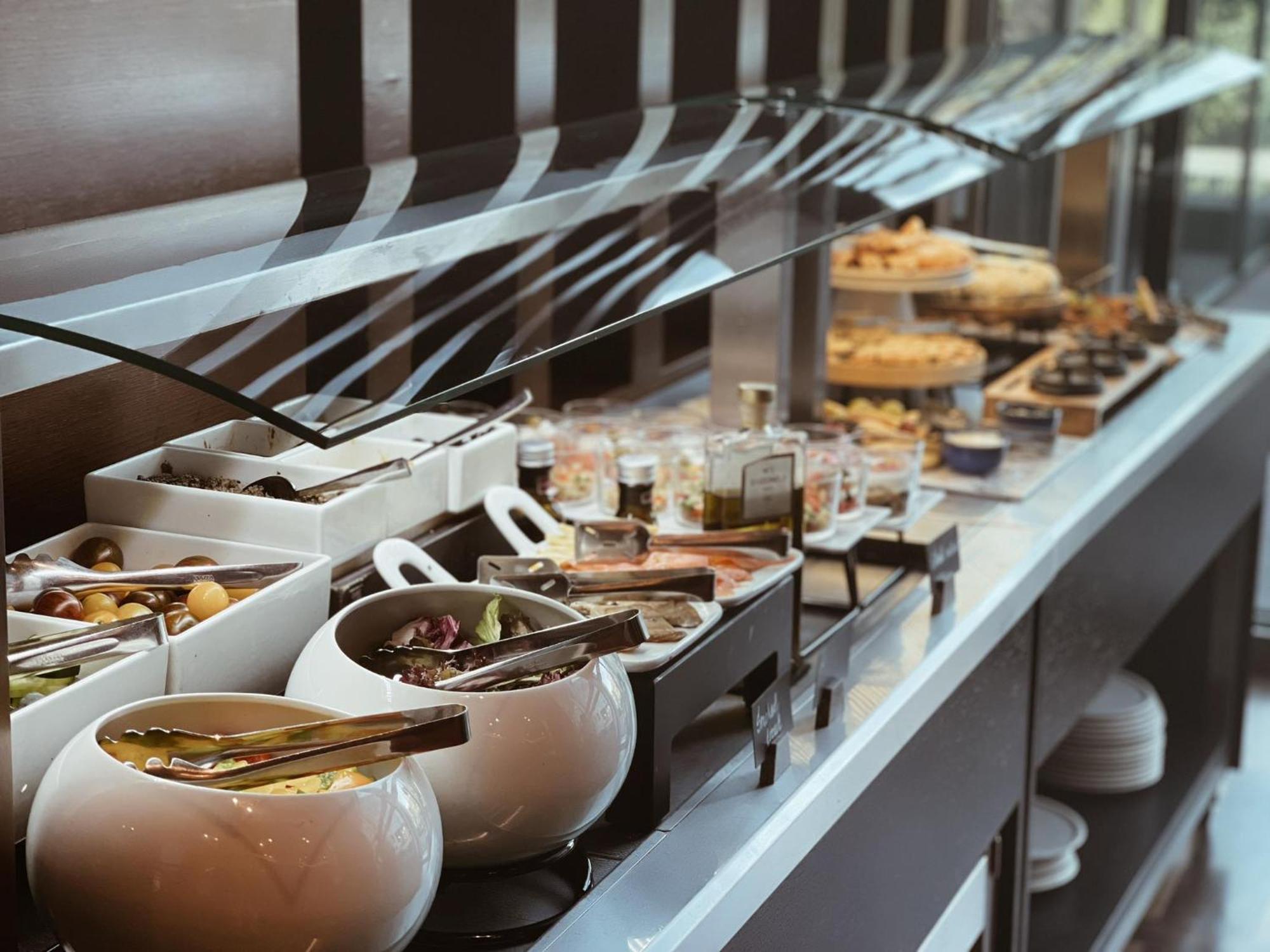 메트로폴 팰리스, 어 럭셔리 컬렉션 호텔, 벨그라드 베오그라드 외부 사진 A buffet at a restaurant