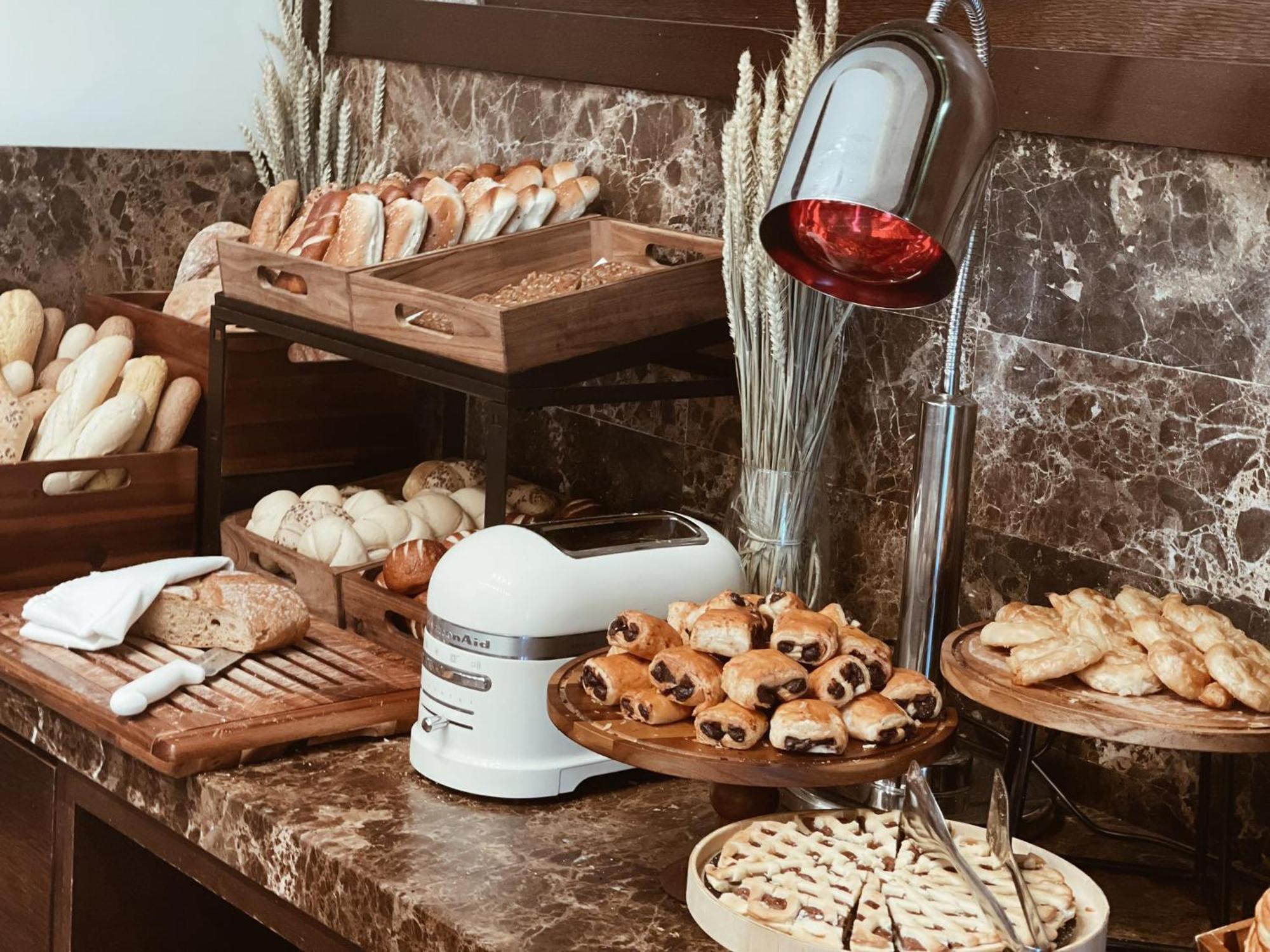 메트로폴 팰리스, 어 럭셔리 컬렉션 호텔, 벨그라드 베오그라드 외부 사진 A bread station at a buffet